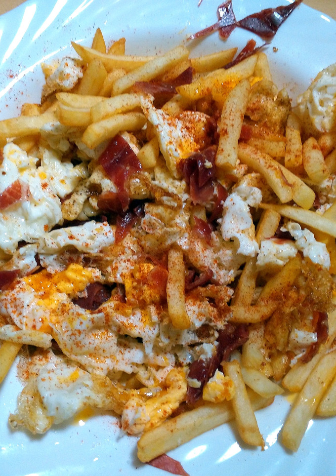 Una foto de Huevos rotos con jamón y pimentón