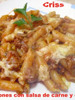 Una foto de Macarrones al horno con carne y cebolla