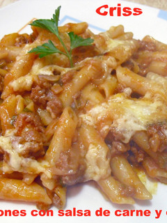 Una foto de Macarrones al horno con carne y cebolla