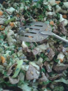 Una foto de Bistec con longaniza verde y verduras