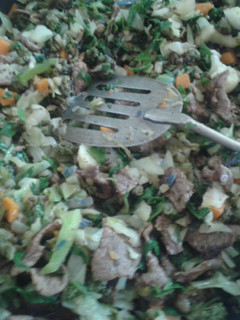 Una foto de Bistec con longaniza verde y verduras