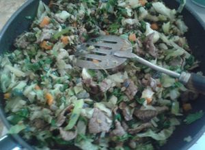 Una foto de Bistec con longaniza verde y verduras