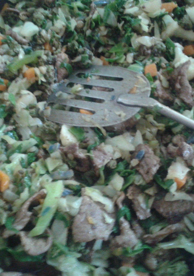 Una foto de Bistec con longaniza verde y verduras