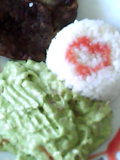 Una foto de Carne asada con arroz y guacamole decore