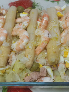 Una foto de Ensalada variada con patatas y langostinos