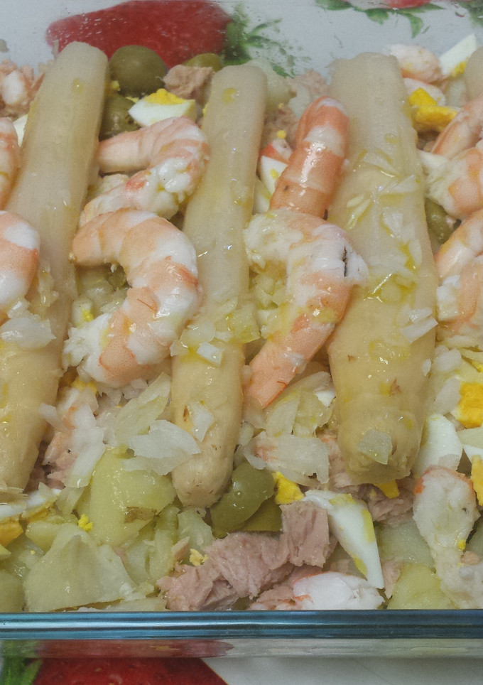 Una foto de Ensalada variada con patatas y langostinos