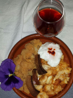Una foto de Mezcla familiar: patatas revolconas con migas