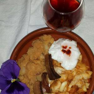 Mezcla familiar: patatas revolconas con migas