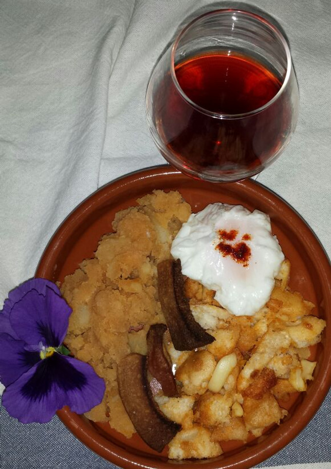 Una foto de Mezcla familiar: patatas revolconas con migas