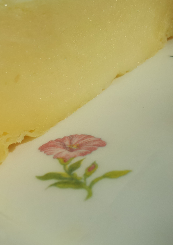 Una foto de Pastel de queso y yogur en el microondas
