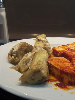 Una foto de Tofu a la plancha con tomate y berenjenas asadas