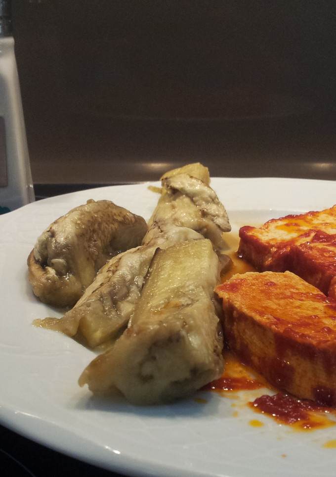 Una foto de Tofu a la plancha con tomate y berenjenas asadas