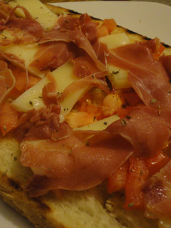 Una foto de Bruschetta de jamón, queso y tomate