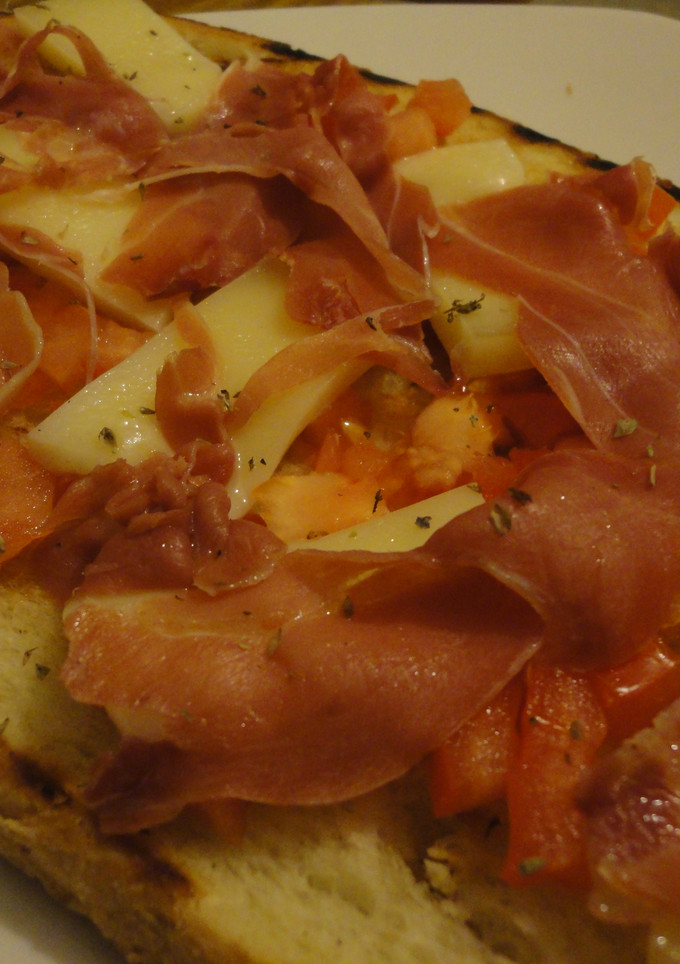 Una foto de Bruschetta de jamón, queso y tomate