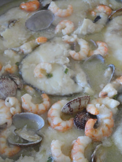 Una foto de Bacalao fresco con almejas y gambas