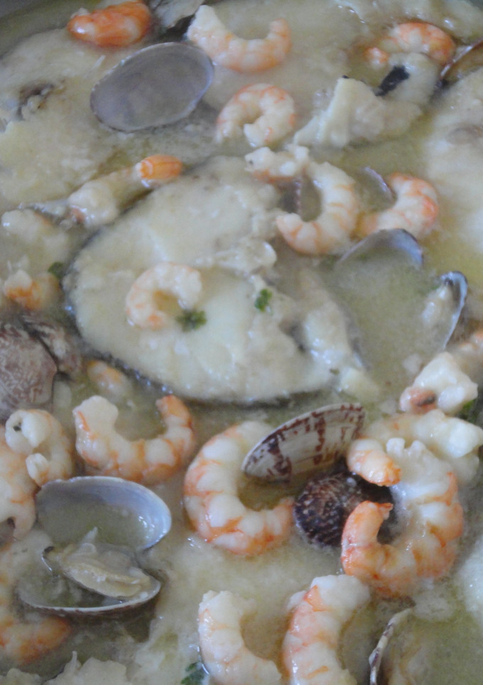 Una foto de Bacalao fresco con almejas y gambas
