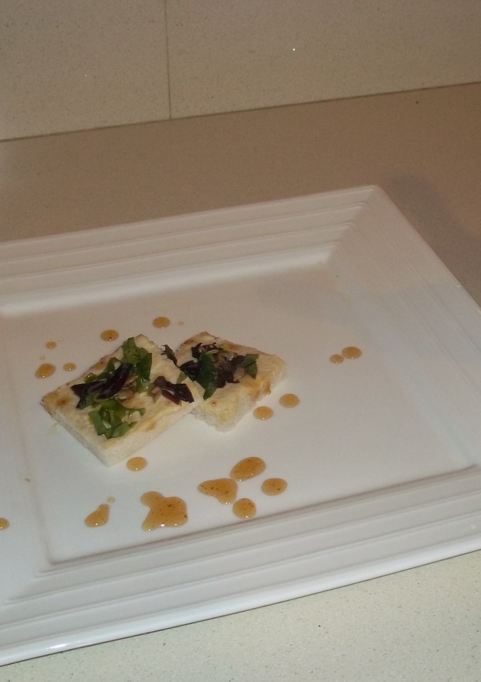 Una foto de Canapés de hummus, pipas y aliño de higo