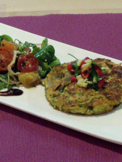 Una foto de Tartas vegetales y ensalada de rúcula con tomates confitados para desayuno