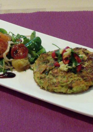 Una foto de Tartas vegetales y ensalada de rúcula con tomates confitados para desayuno 