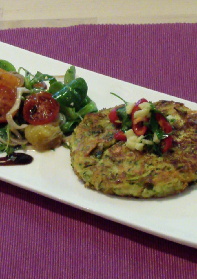 Una foto de Tartas vegetales y ensalada de rúcula con tomates confitados para desayuno 