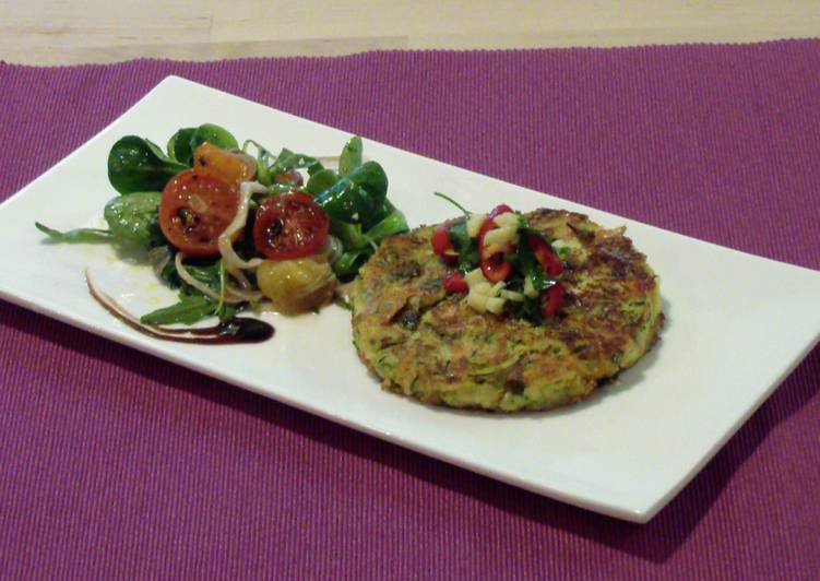Tartas vegetales y ensalada de rúcula con tomates confitados para desayuno