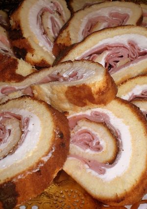 Una foto de Pionono de jamón y queso