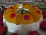 Gelatina de agua sabor piña con duraznos y tres leches