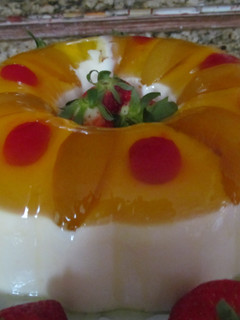 Una foto de Gelatina de agua sabor piña con duraznos y tres leches