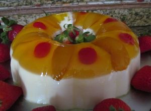 Una foto de Gelatina de agua sabor piña con duraznos y tres leches