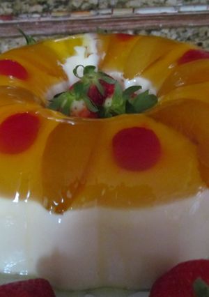 Una foto de Gelatina de agua sabor piña con duraznos y tres leches
