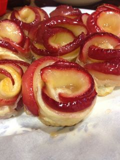 Una foto de Flores de manzana y hojaldre con canela
