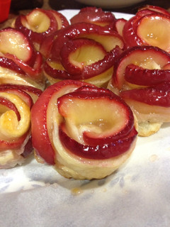 Una foto de Flores de manzana y hojaldre con canela