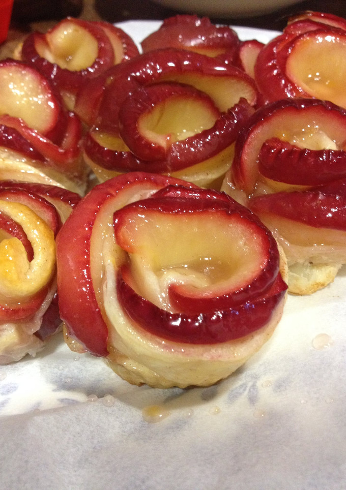 Una foto de Flores de manzana y hojaldre con canela