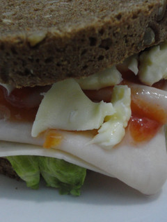 Una foto de Bocadillo de pavo, brie y mermelada