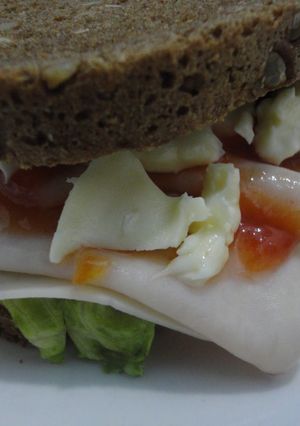 Una foto de Bocadillo de pavo, brie y mermelada
