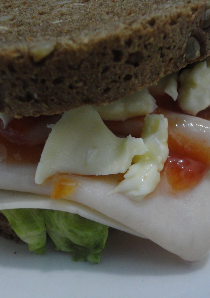 Una foto de Bocadillo de pavo, brie y mermelada