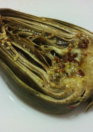 Una foto de Alcachofas asadas con aliño de mostaza