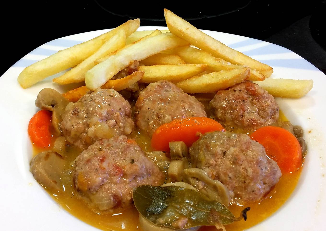 Albóndigas caseras en salsa con patatas