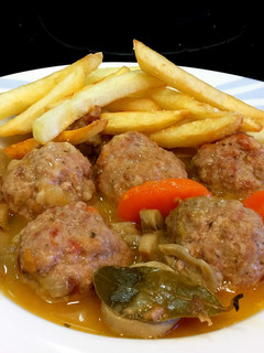 Una foto de Albóndigas caseras en salsa con patatas