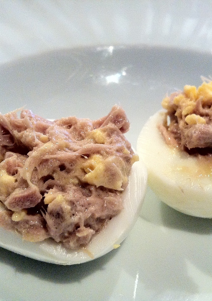 Una foto de Huevos rellenos de atún y mayonesa