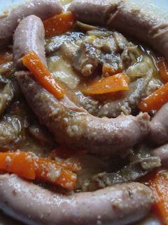 Una foto de Salchichas en salsa con champiñones
