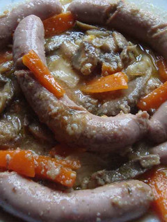Una foto de Salchichas en salsa con champiñones
