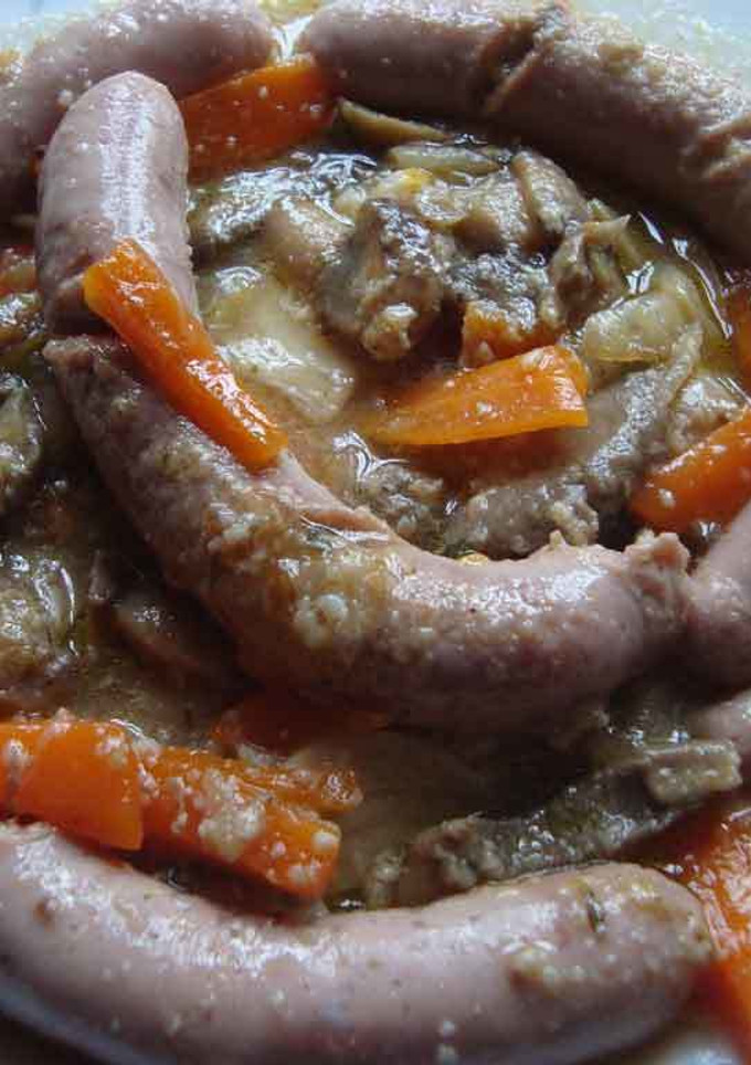 Una foto de Salchichas en salsa con champiñones