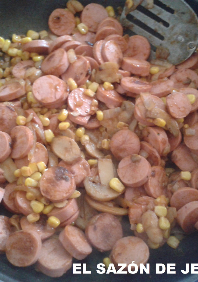 Una foto de Salchicha en salsa roja con elote y champiñón