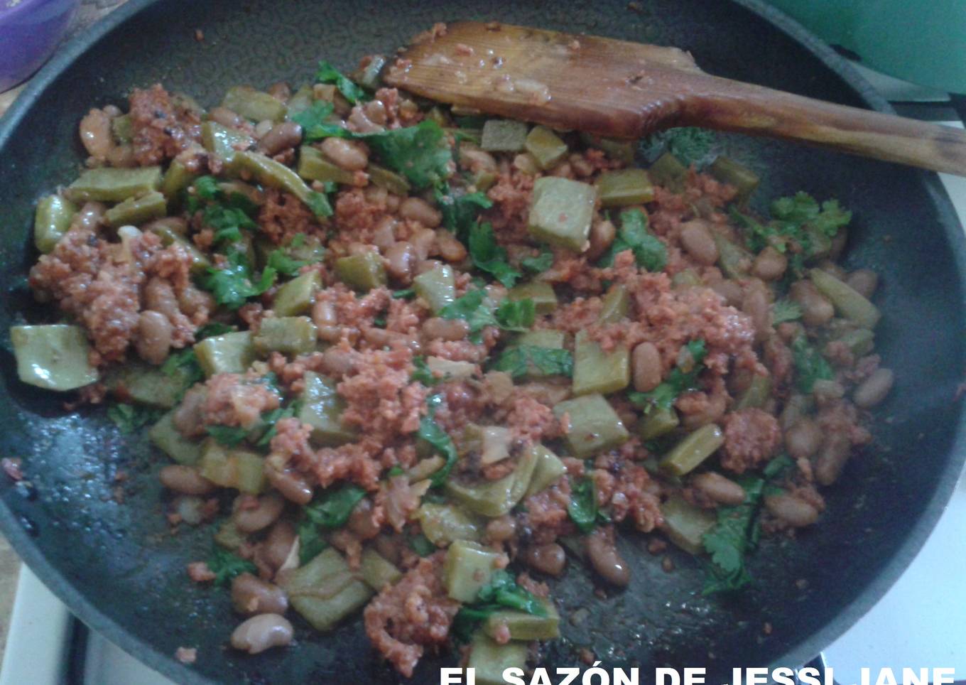 Longaniza con nopalitos, frijoles y cilantro