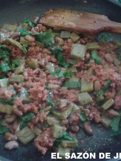 Una foto de Longaniza con nopalitos, frijoles y cilantro