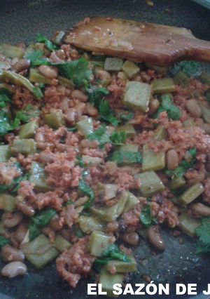 Una foto de Longaniza con nopalitos, frijoles y cilantro