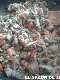 Una foto de Bistec de res con longaniza verde a la mexicana