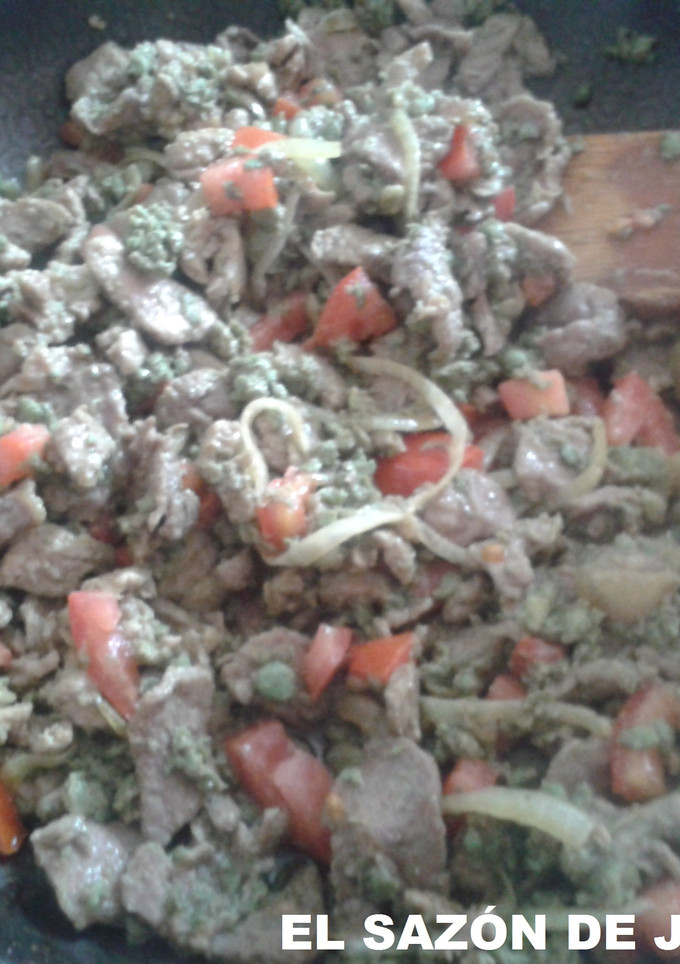 Una foto de Bistec de res con longaniza verde a la mexicana