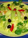 Ensalada refrescante con pescado y aguacate